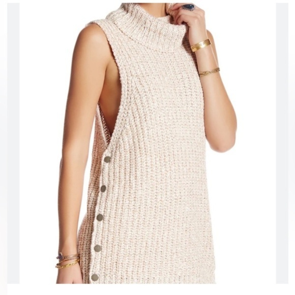 Free people Valentina  cream sleeveless tunic sweater size small.